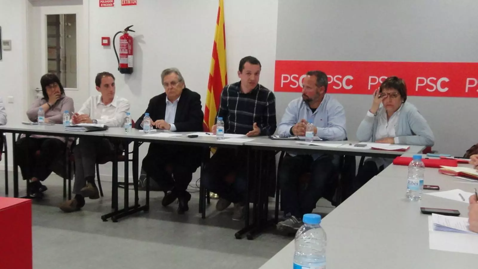 José Crespín, el segon per l'esquerra amb camisa blanca, en una reunió del PSC a Lleida.