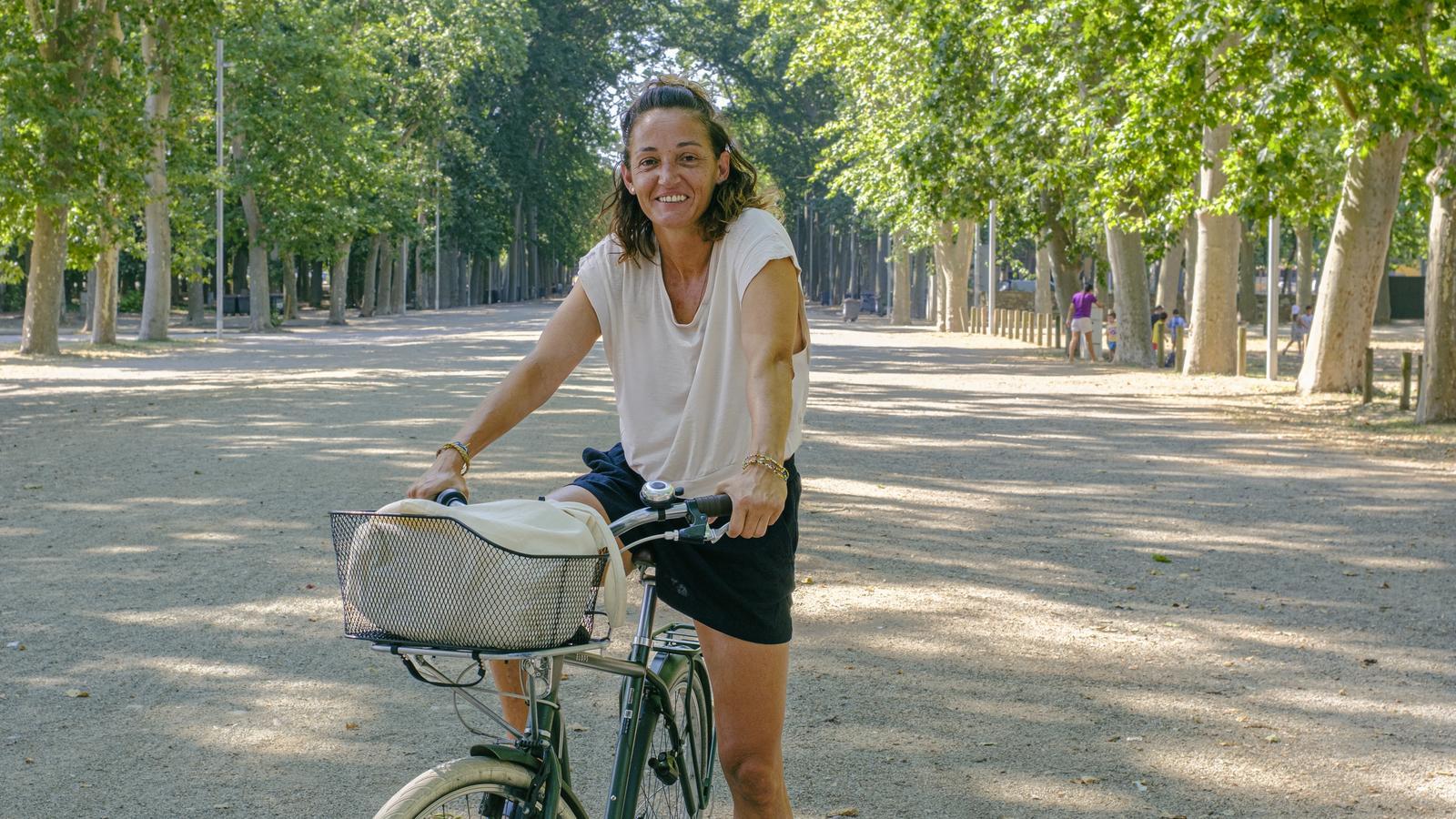 Laia Palau con su bicicleta en la Devesa de Girona, uno de los lugares que le gustan más.