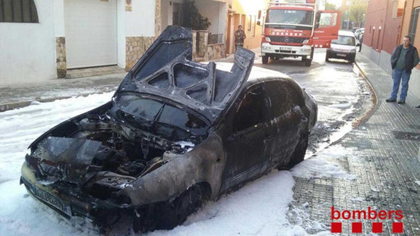 Un dels vehicles cremats a Palafrugell