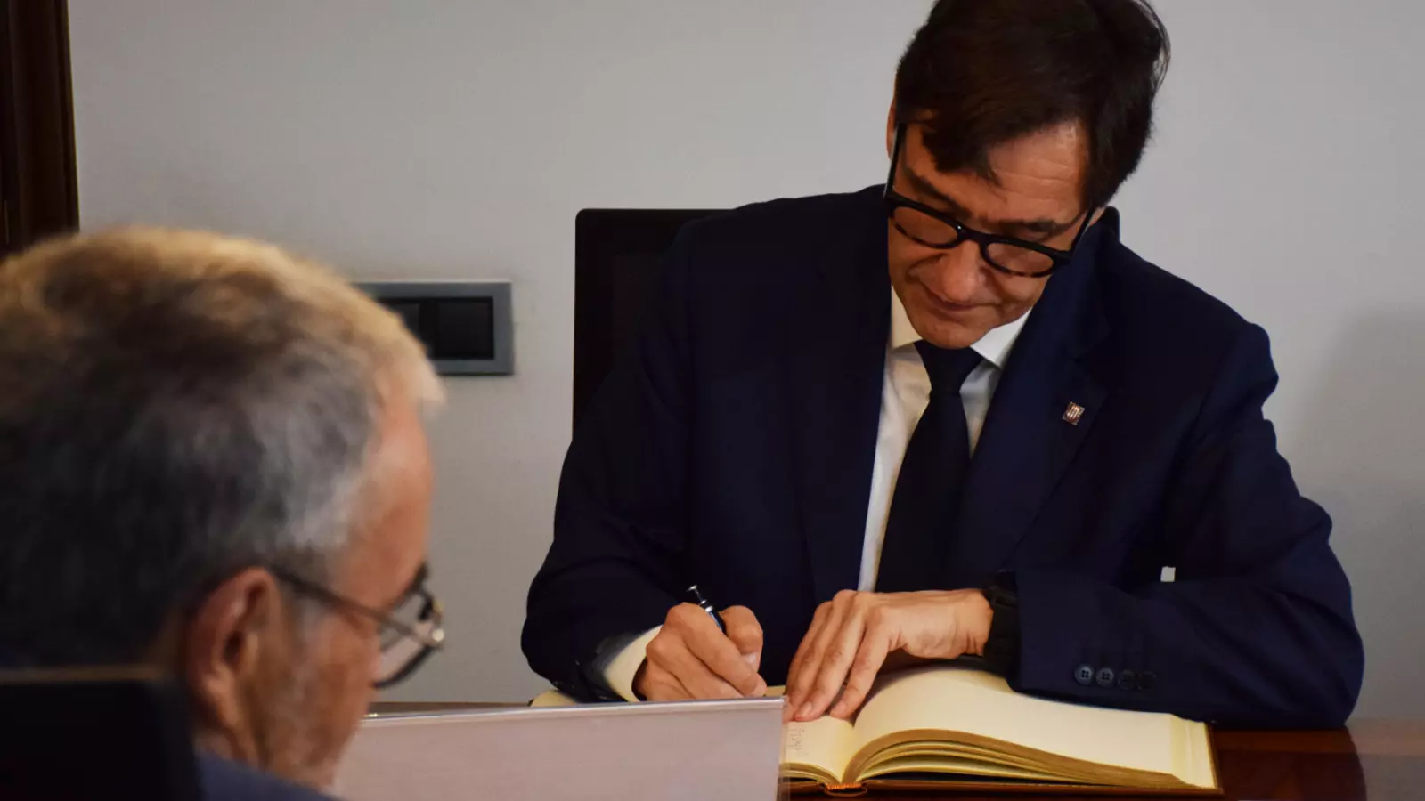 El primer secretari del Partit dels Socialistes de Catalunya (PSC) i cap de l'oposició de Catalunya, Salvador Illa, signa el llibre d'honor de l'Empresa Familiar Andorrana (EFA).