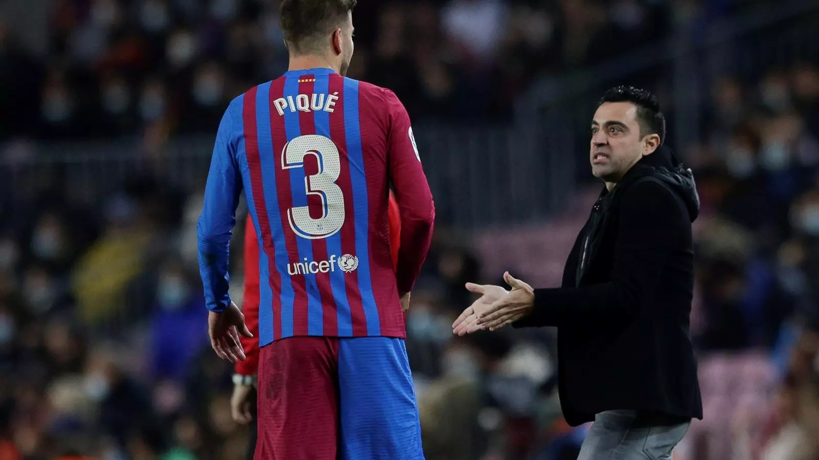 Xavi, parlant amb Piqué