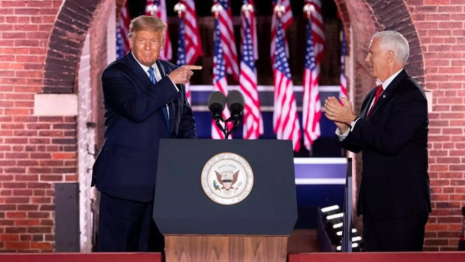 El president dels Estats Units, Donald Trump, assenyala el vicepresident, Mike Pence, després del seu discurs a la convenció del Partit Republicà