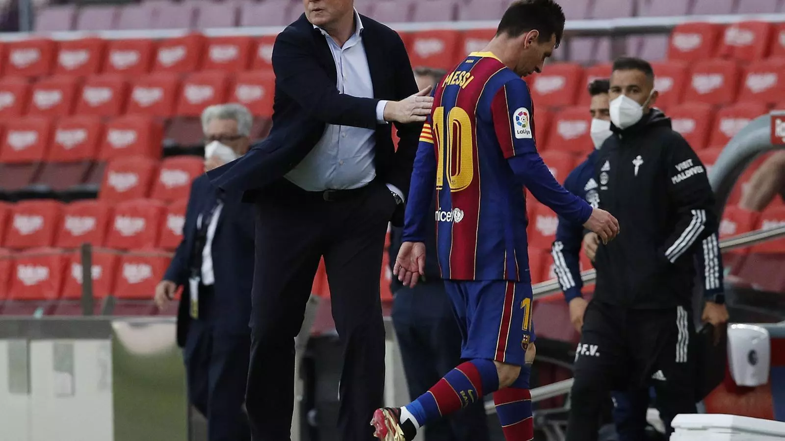 Ronald Koeman consolant Leo Messi al final del partit d’ahir contra el Celta, l’últim del curs al Camp Nou.