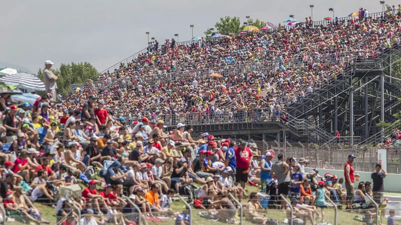 Aficionats, durant el GP de Catalunya de MotoGP al circuit de Barcelona-Catalunya / FERRAN FORNÉ