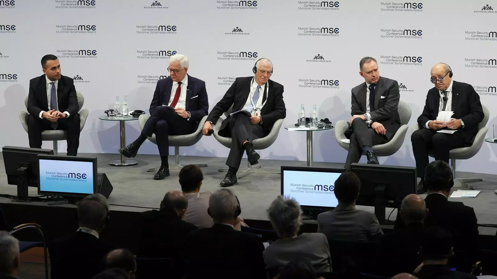 El cap de la diplomàcia europea, Josep Borrel, al centre, intervenint a la cloenda de la Conferència de Seguretat de Munic