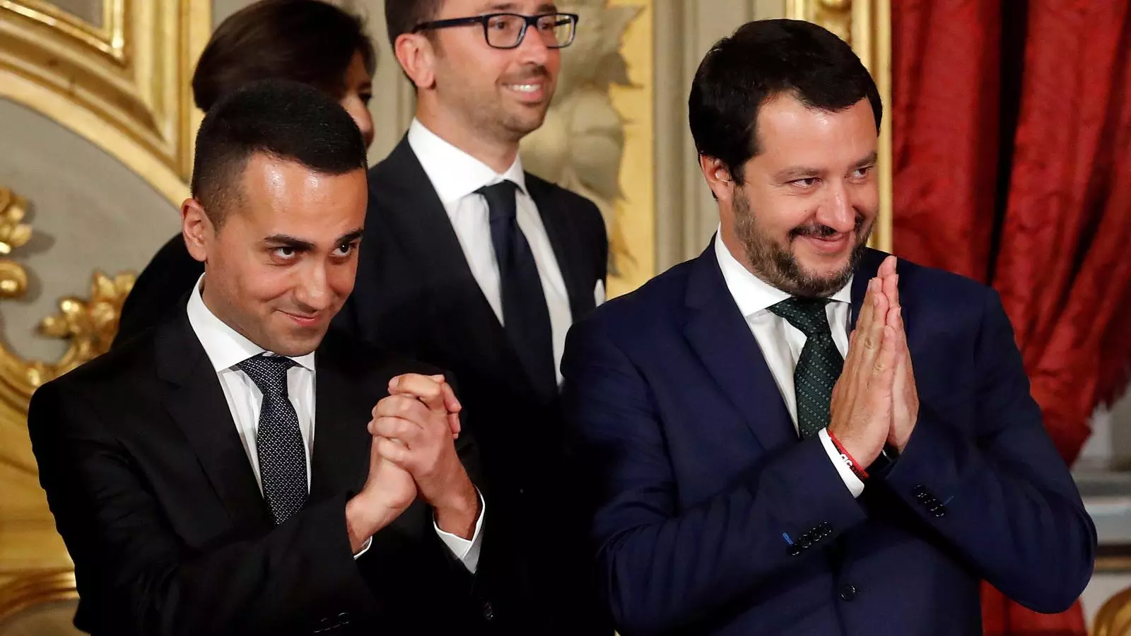 Di Maio i Salvini gesticulant en el cerimònia oficial en què van jurar els càrrecs