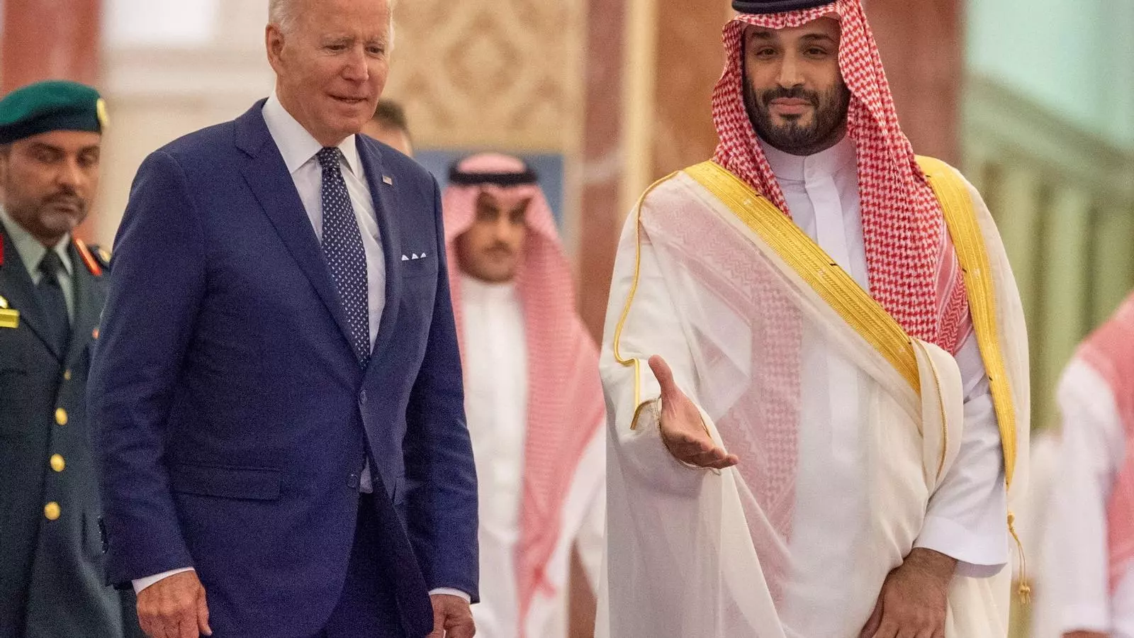 El príncep hereu saudita Mohammed bin Salman rep el president dels Estats Units, Joe Biden, al palau d'Al Salman, a la seva arribada a Gidda, Aràbia Saudita, el 15 de juliol de 2022.