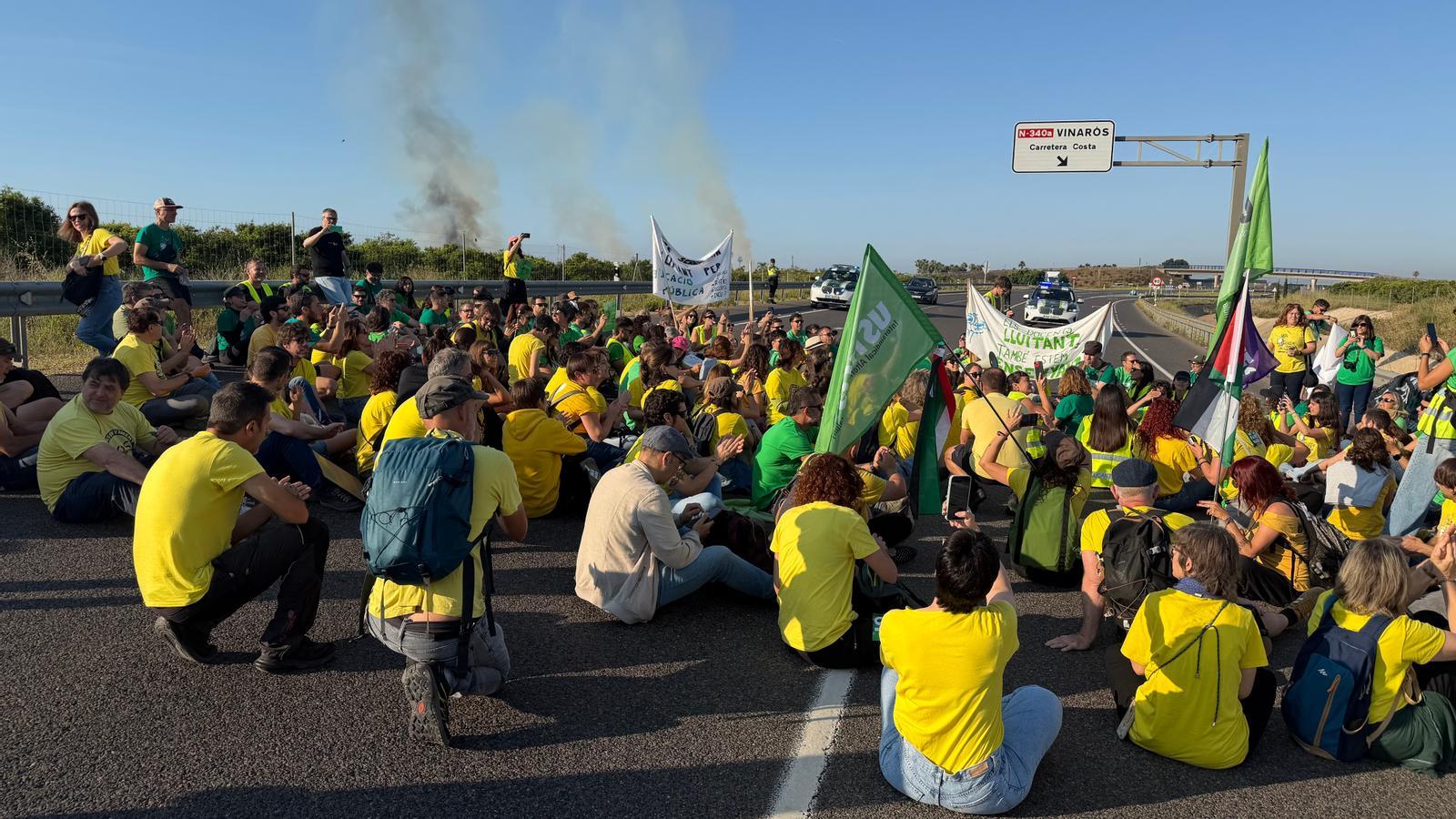 Nearly 200 teachers from Terres de l'Ebre and the Valencian Country block the N-340 in Vinaròs