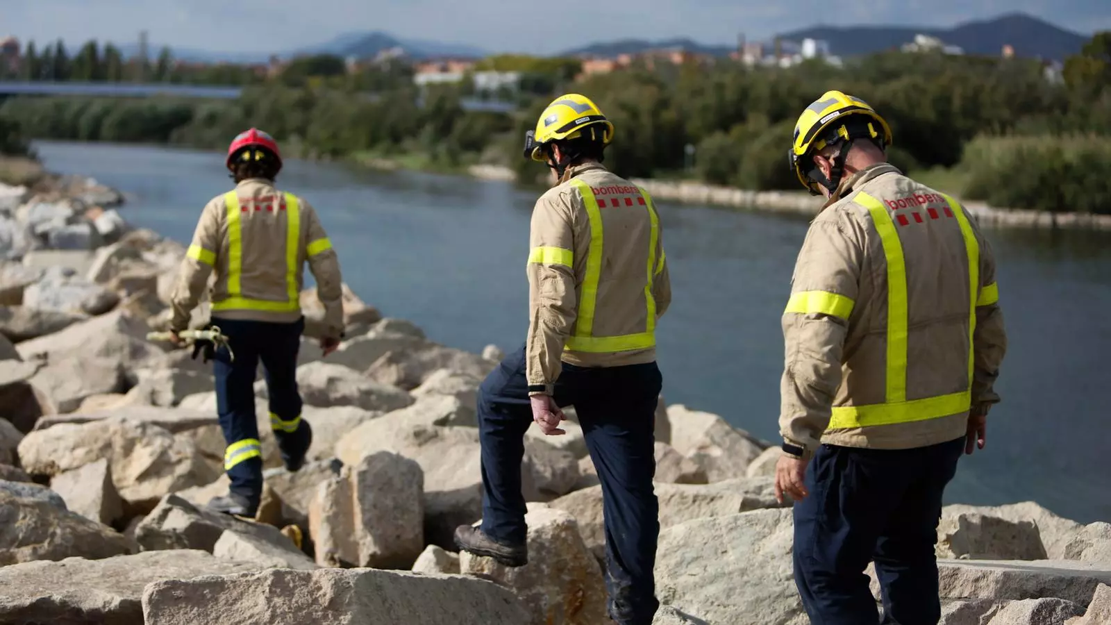 Els bombers busquen un nadó que el seu pare ha llançat al riu Besòs