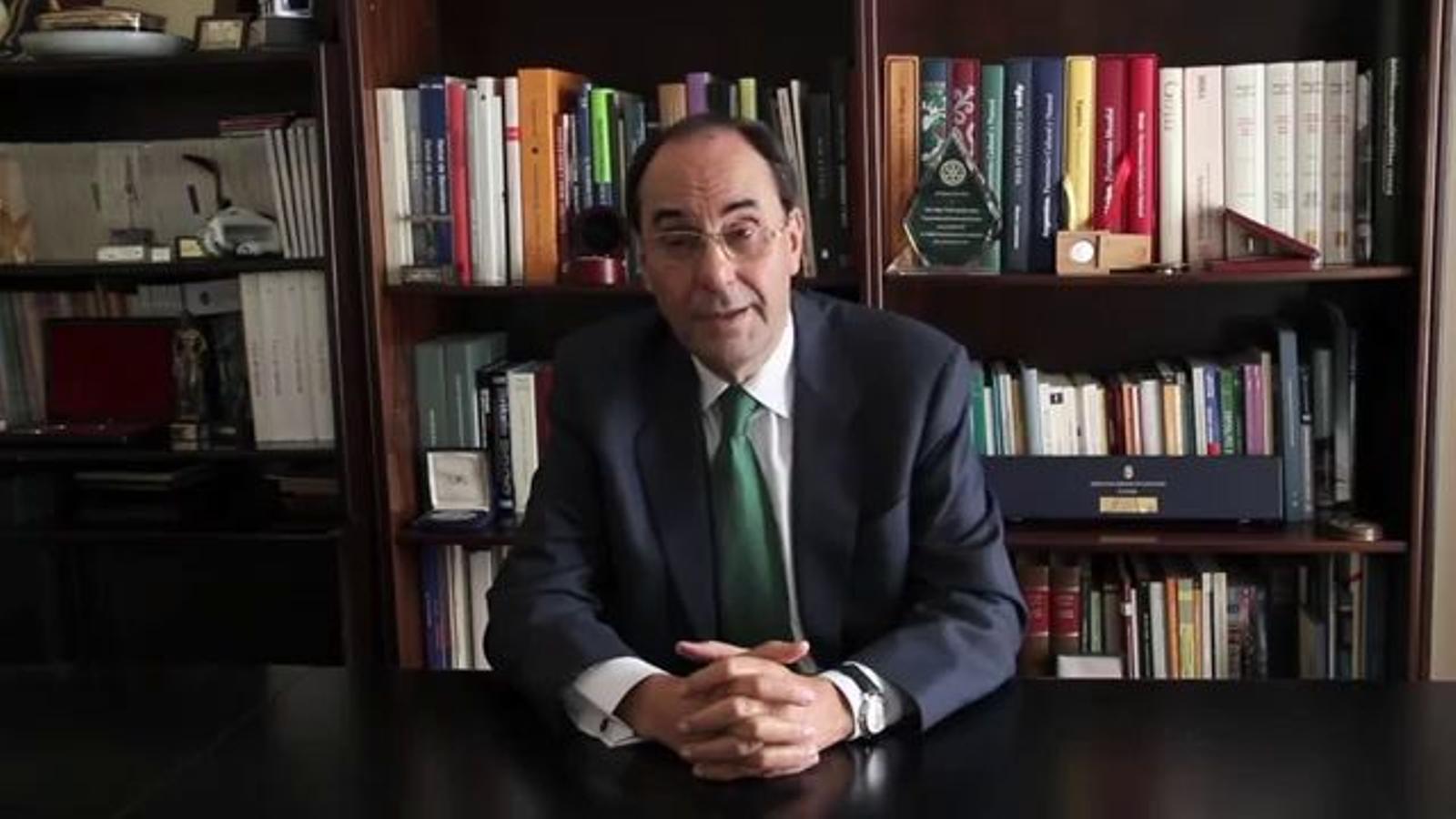 Vidal-Quadras explica per què estripa el carnet de militant del PP