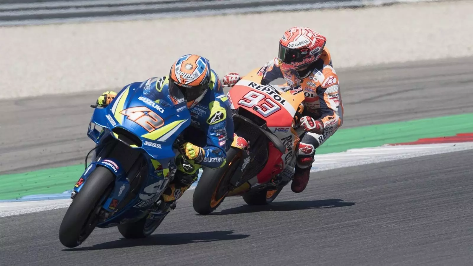 Álex Rins, corrent per davant de Marc Márquez a Assen