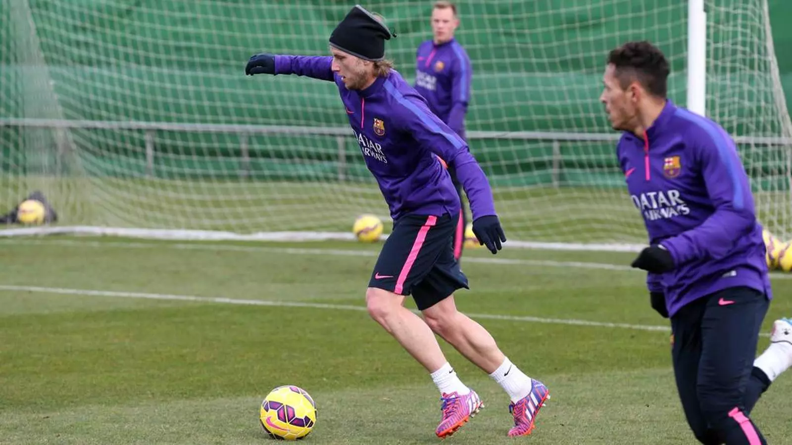 Rakitic, durant l'entrenament d'aquest dijous a la Ciutat Esportiva / FCBARCELONA