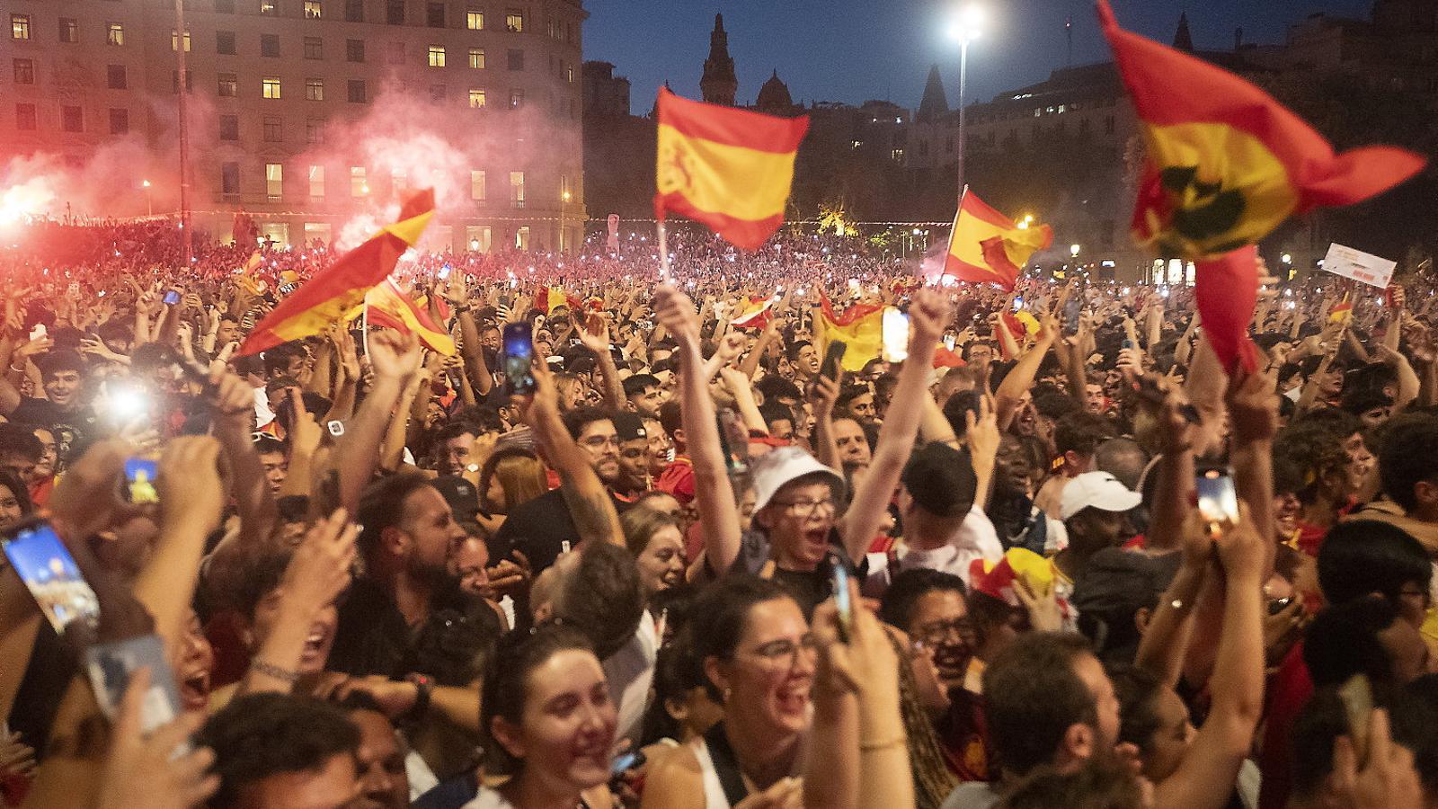 Imagen de seguidores de la selección en Barcelona viendo la final a través de una pantalla gigante instalada en la plaza Catalunya.
