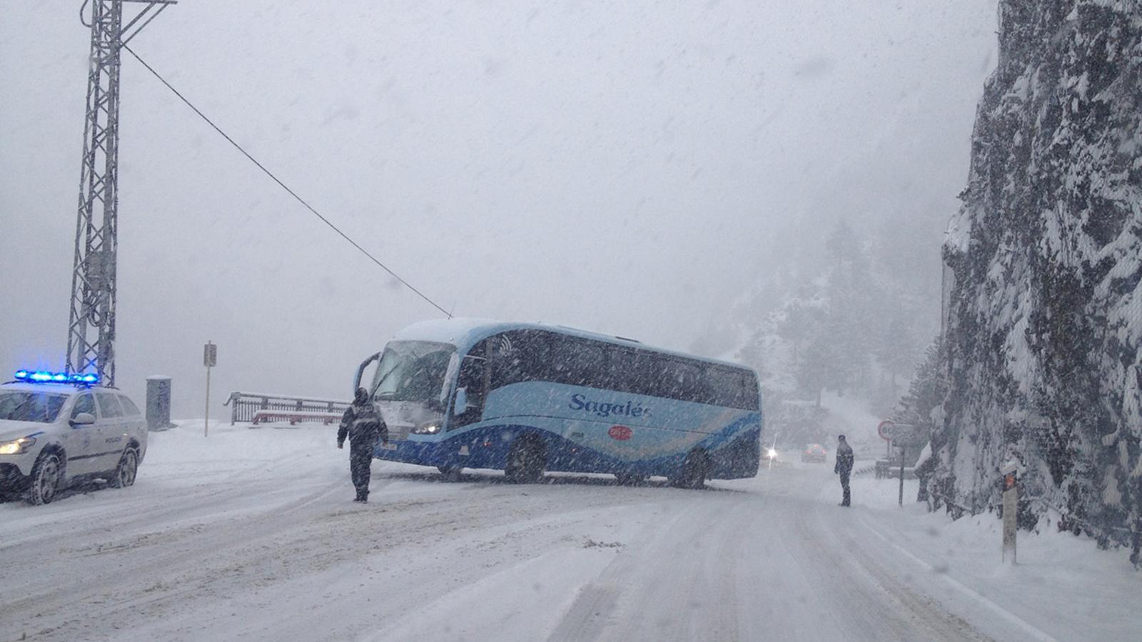 Autobús atravessat a Racons aquest dimarts al matí / M.T.