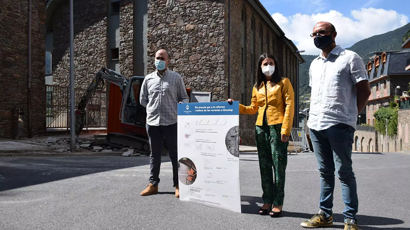 La cònsol major, Laura Mas, el conseller major Xavier Fernández, i el director del departament d'Infraestructures i Manteniment, Cerni Areny, durant l'inici de les obres al carrer Pedral.