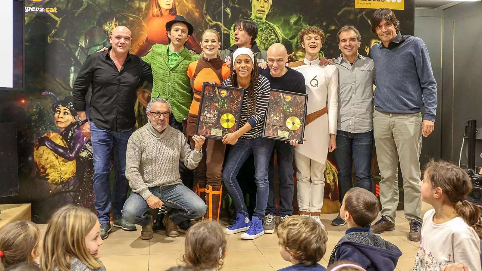 La família del Super3 amb el Disc d'Or