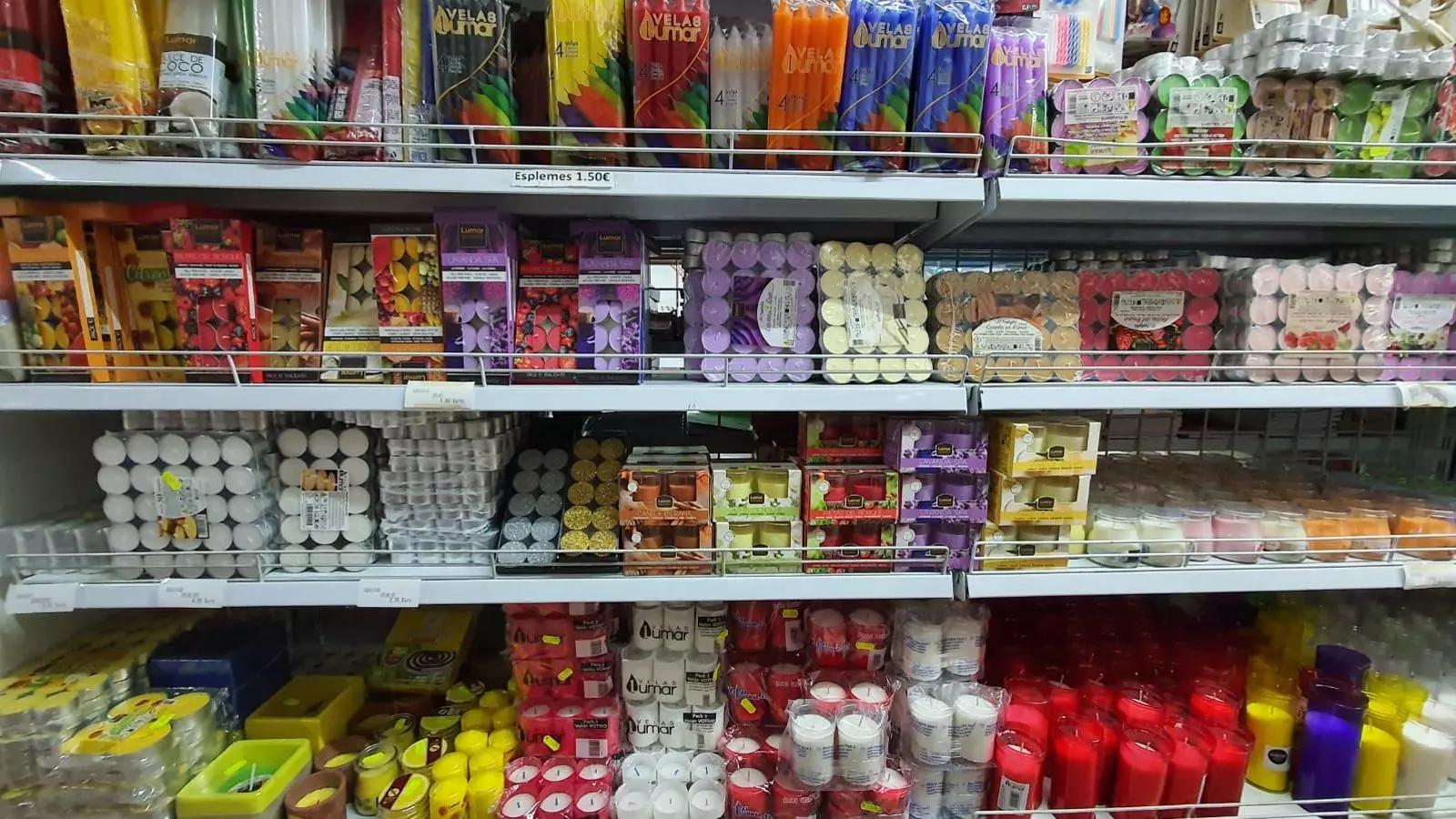 Prestatgeria plena d'espelmes d'un supermercat d'Andorra la Vella, aquest dijous.