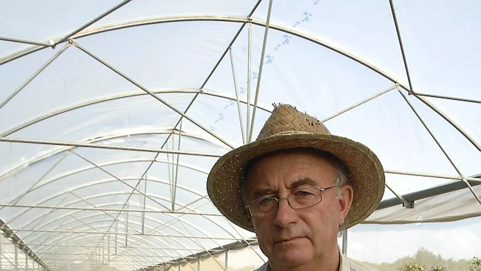 Josep Pàmies al seu hort de Balaguer ensenyant algunes de les polèmiques plantes medicinals que hi cultiva.