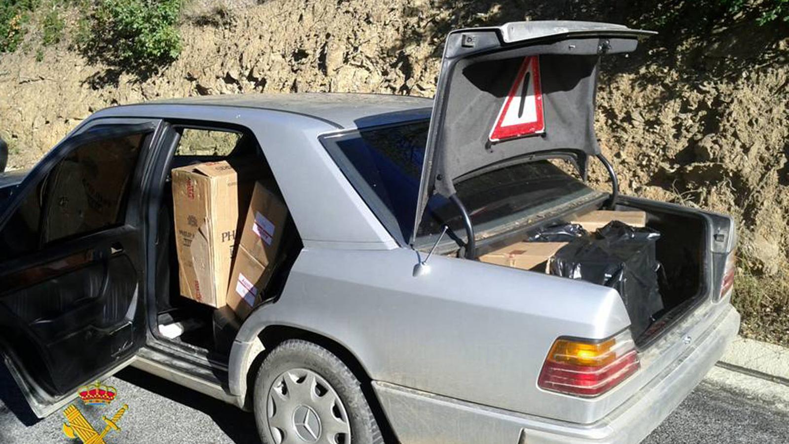 El vehicle amb el tabac de contraban a l'interior.