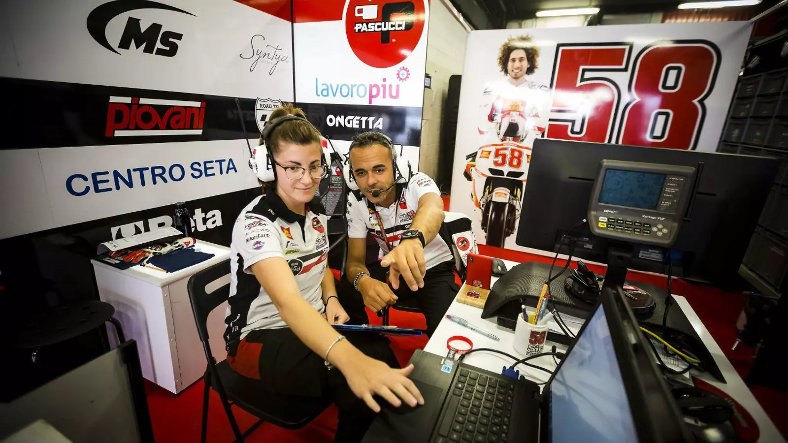 Patricia Pacheco, exalumna de la Monlau Technical School, ara telemètrica de l’equip Sic58 de Moto3.