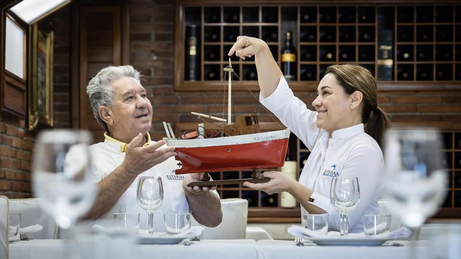 Esther Peñaranda con su padre Francisco en la sala del restaurante Esthvan de Barcelona.
