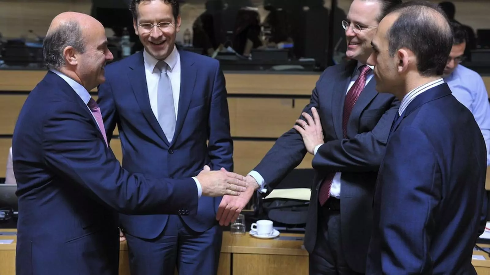 El ministre d'Economia espanyol, Luis de Guindos, amb homòlegs europeus a l'Ecofin / EFE