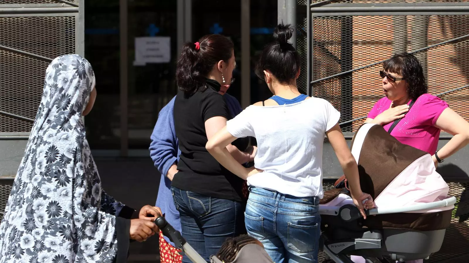 EL DRET UNIVERSAL A LA SALUT Immigrants a l'entrada d'un CAP de Salt. A Catalunya els sensepapers podran seguir anant al metge de família, en contra del que ha aprovat el govern espanyol, però necessitaran una autorització per anar a l'especialista o fer-se proves.