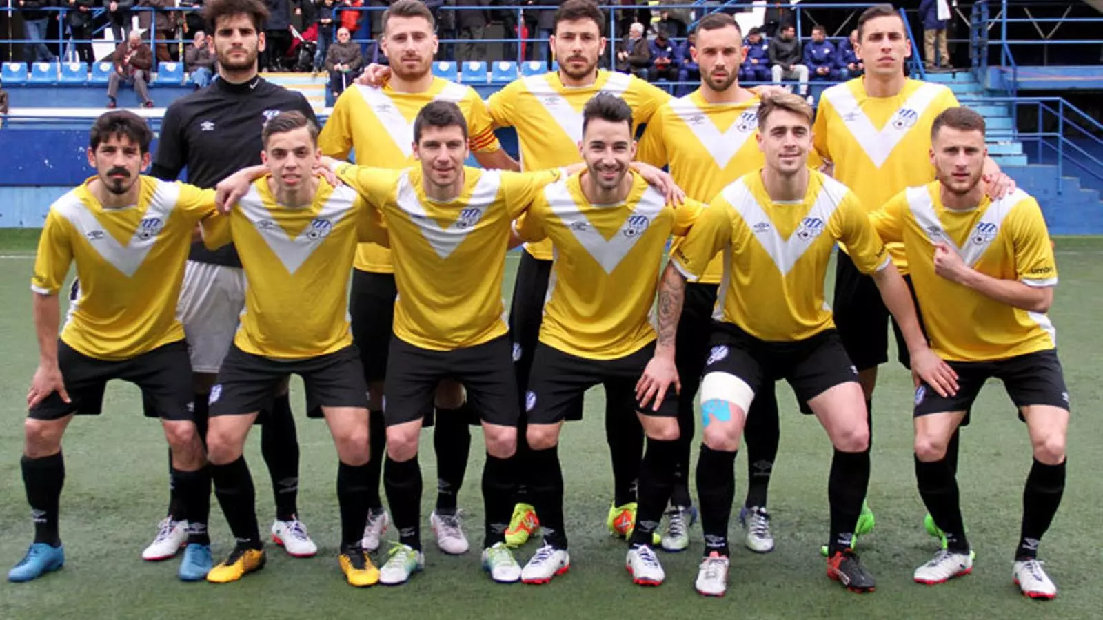 El primer equip de l'Europa, vestit de groc abans d'enfrontar-se a l'Espanyol B
