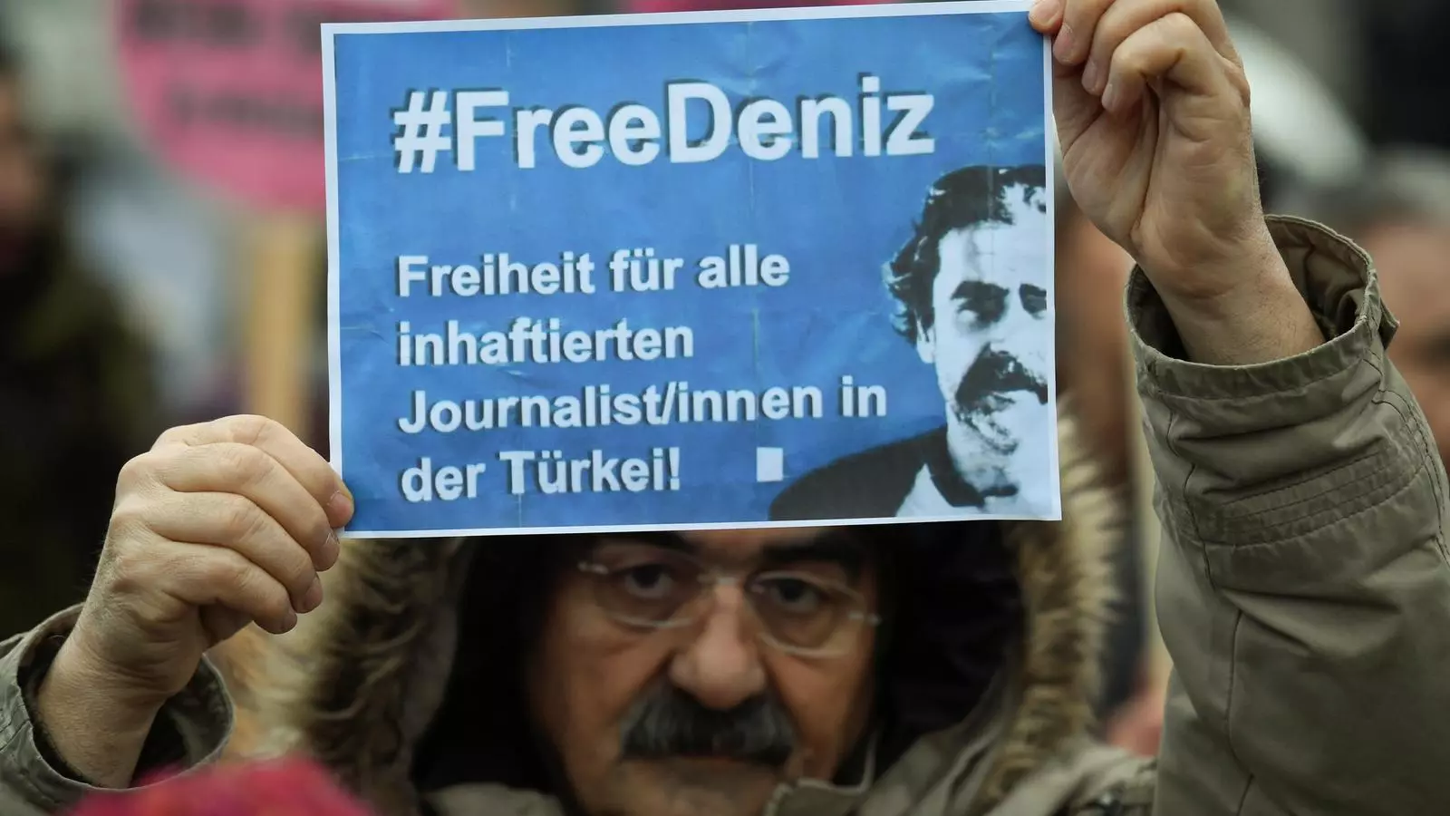 Imatge d'un manifestant demanant l'alliberament de Deniz Yücel a Hamburg.