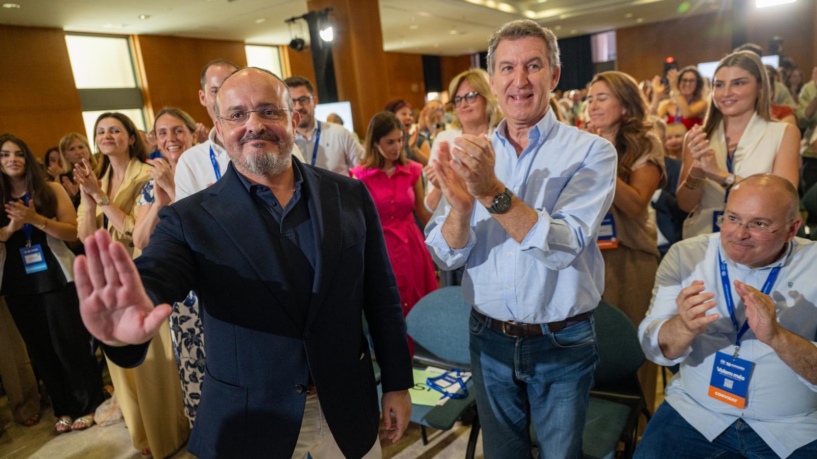 The leader of Catalan PP, Alejandro Fernández, with the state leader of PP, Alberto Núñez Feijóo, at last week's congress.