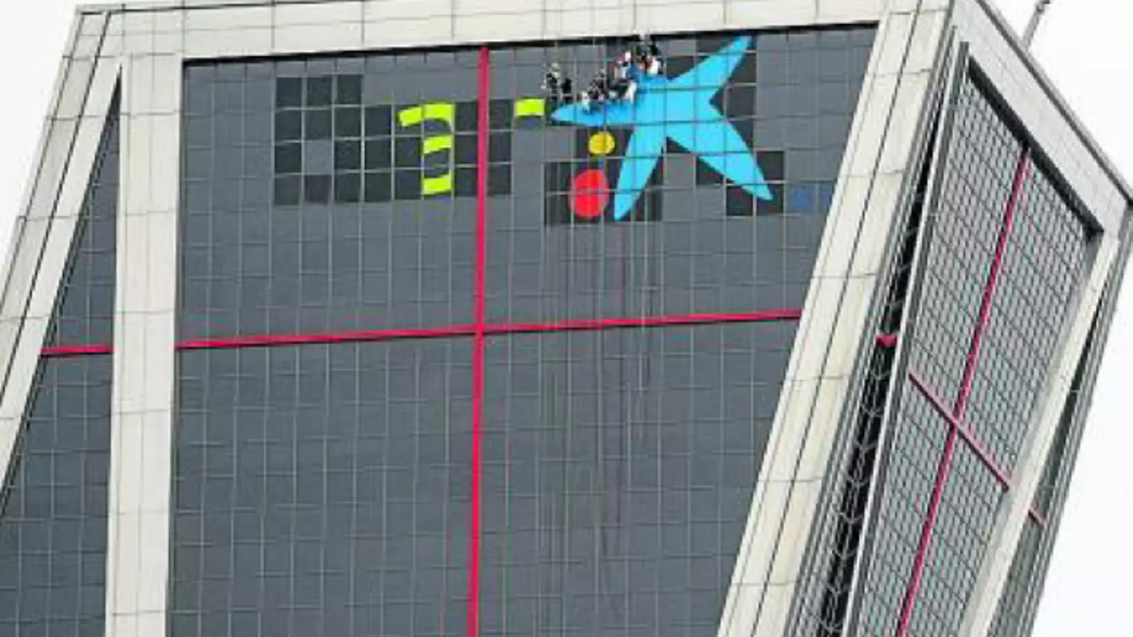 La torre Kio on hi havia la seu operativa de Bankia ja llueix el logo de CaixaBank.