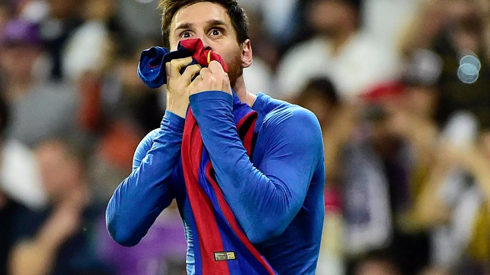Lionel Messi fent un petó a la samarreta del Barça durant un partit al Santiago Bernabéu l’any 2017.