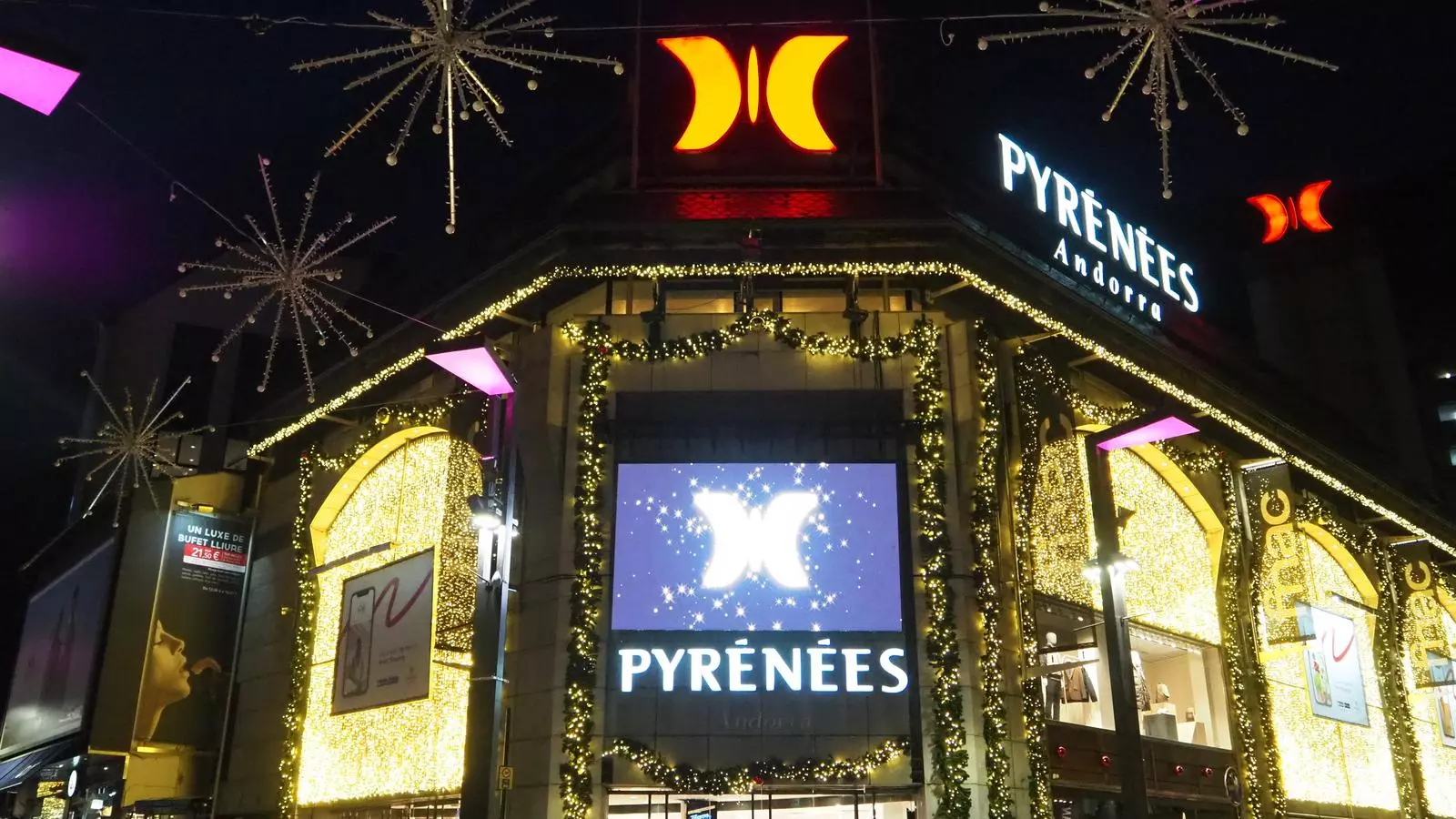 La façana principal de Pyrénées Andorra amb els llums de Nadal.