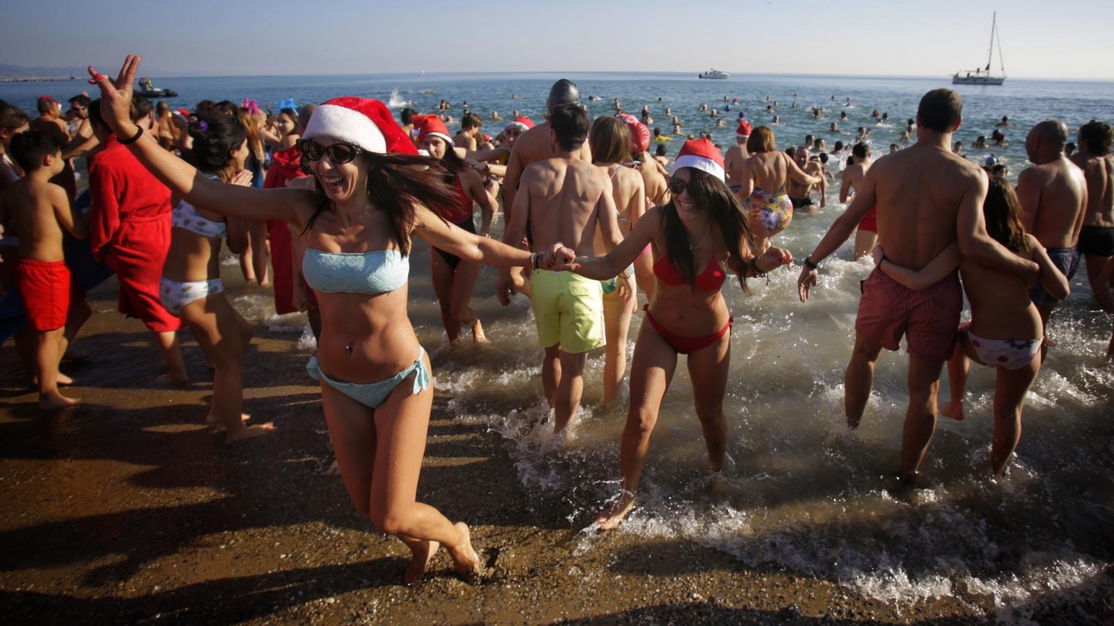 El primer bany de l'any a la Barceloneta