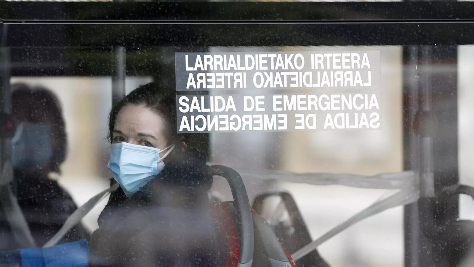 Una dona amb mascareta al transport públic de Bilbao, al País Basc