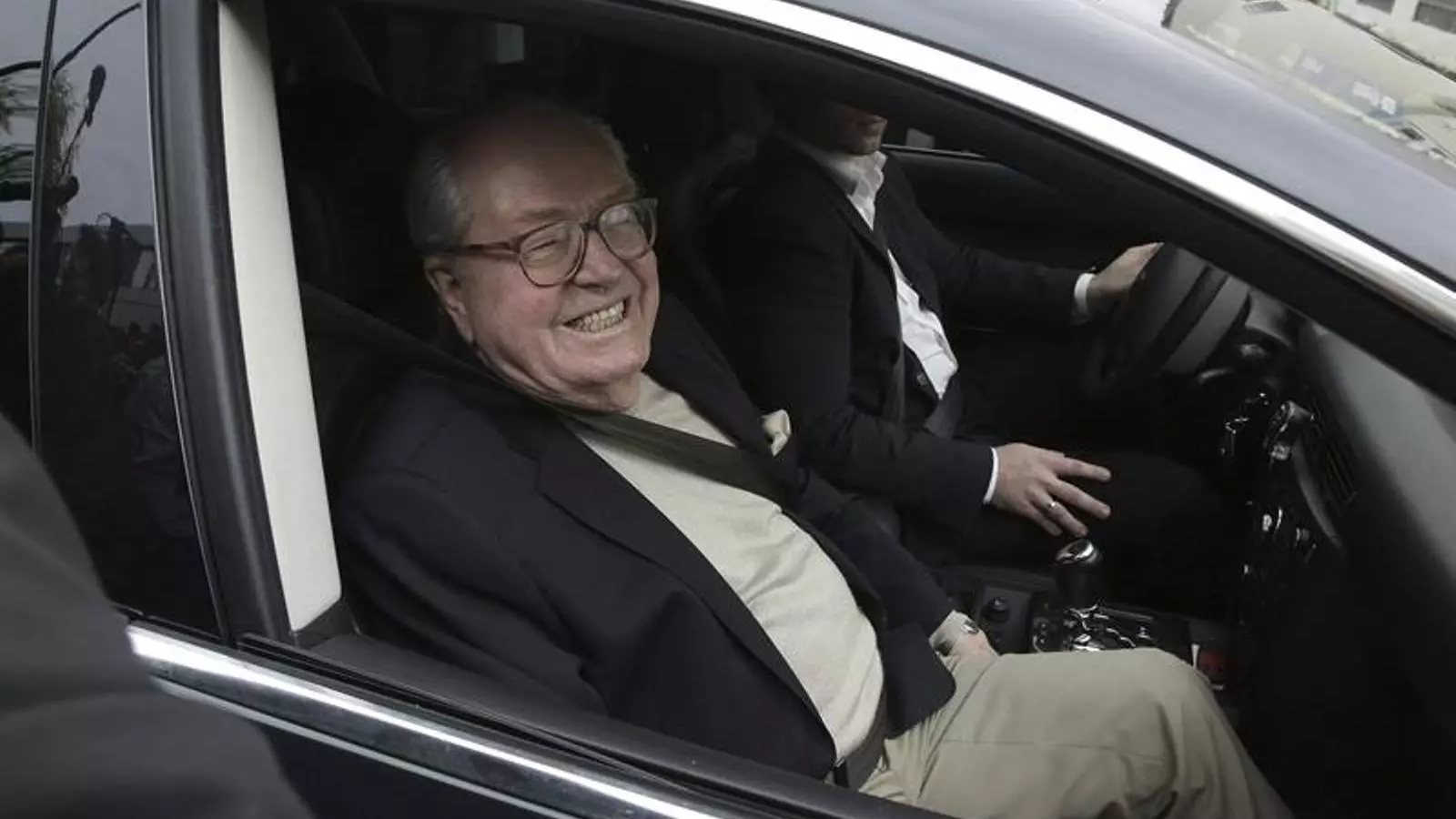 Le Pen abandona en cotxe la reunió del Front Nacional, partit que ell mateix va fundar. VINCENT ISORE / EFE