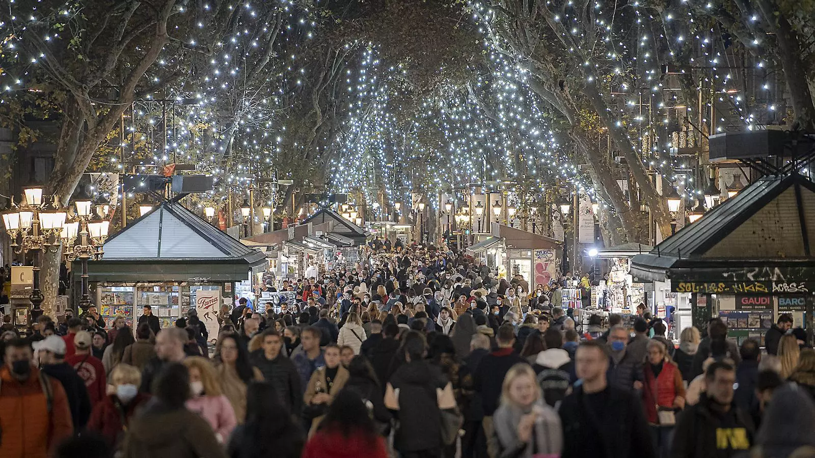 La Rambla guarnida amb els tradicionals llums de Nadal.