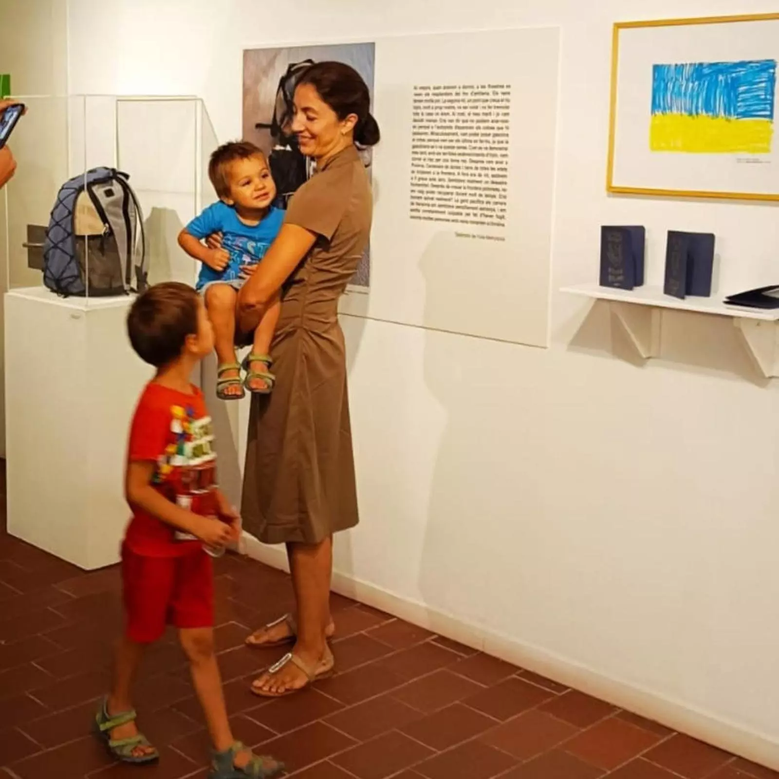 Yulia Melnykova i dos dels seus fills, a la inauguració de l'exposició al MUME.