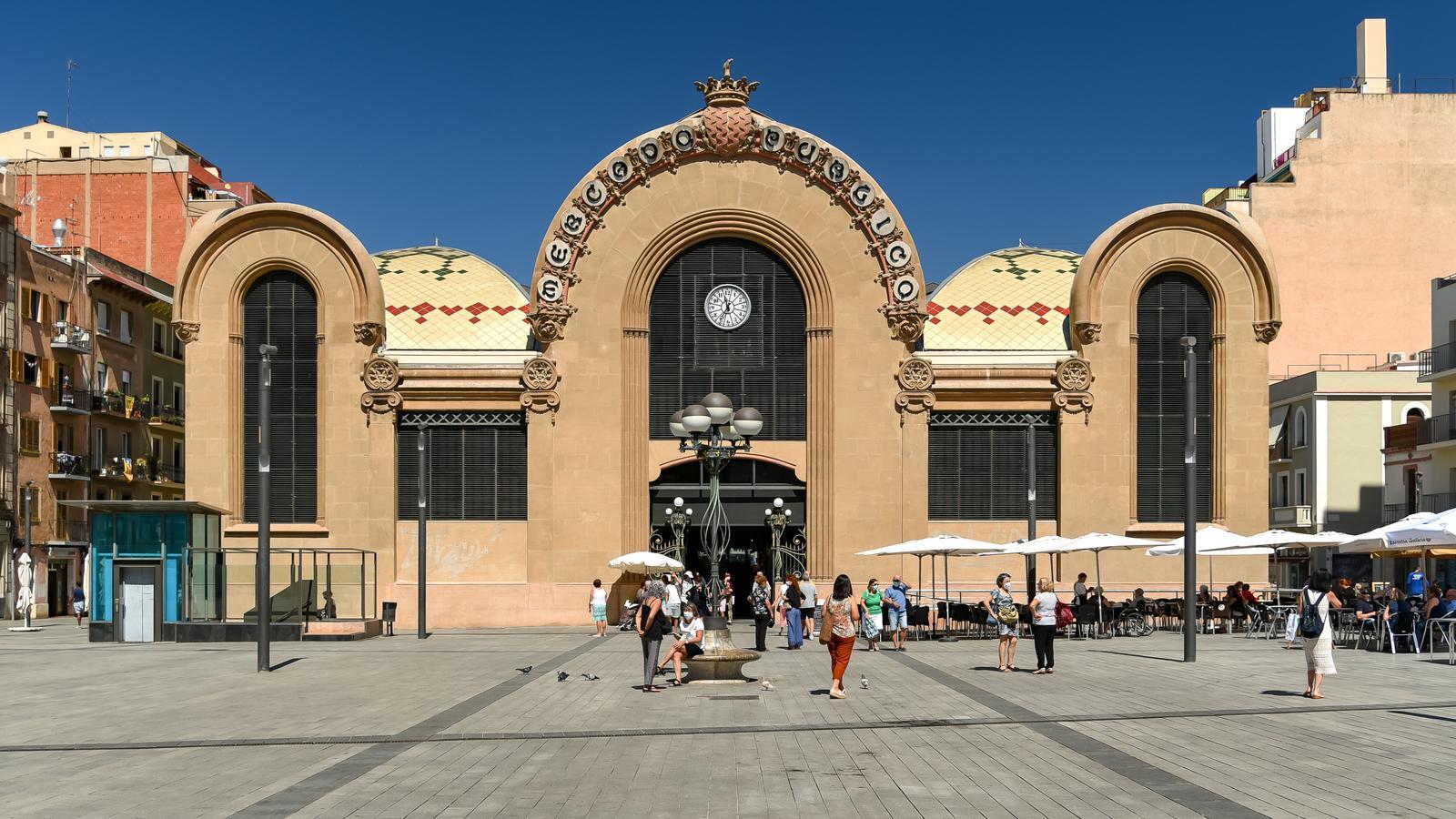 A picture of the main facade of the Tarragona Market.