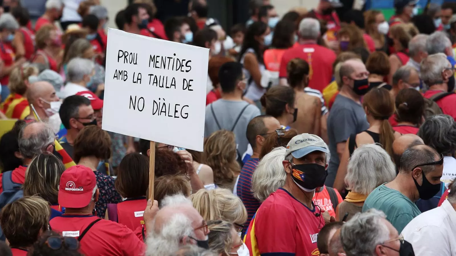 Manifestants ahir a la Diada amb una pancarta contra la taula de diàleg entre la Generalitat i l’Estat.