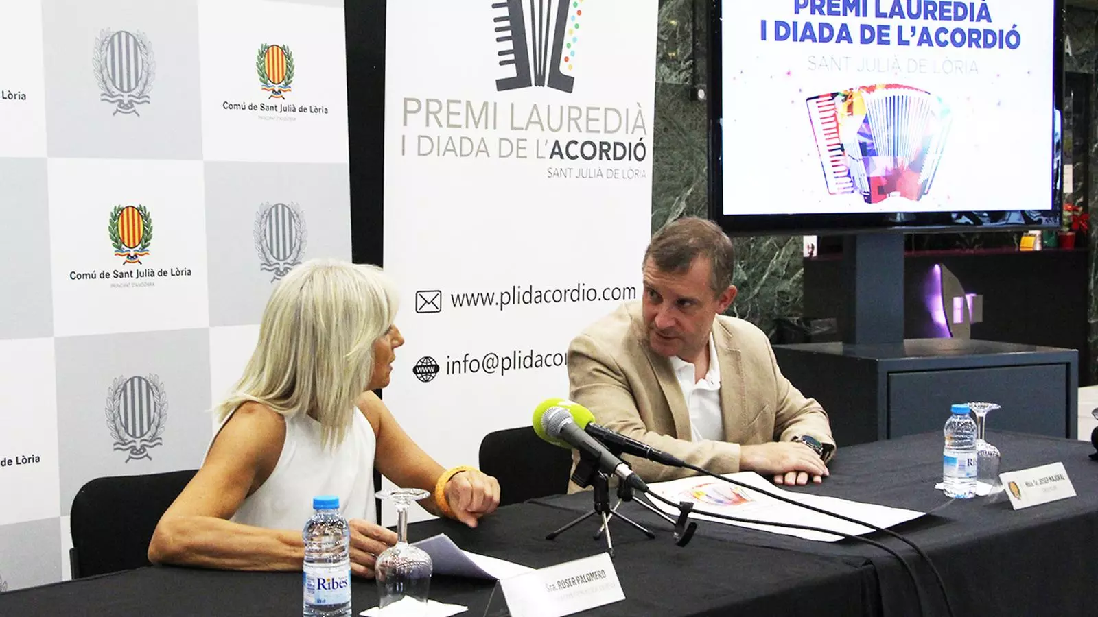 La directora de l'escola de música Harmonia i organitzadora de l'esdeveniment, Roser Palomero i el cònsol major de Sant Julià de Lòria, Josep Majoral, durant la roda de premsa.