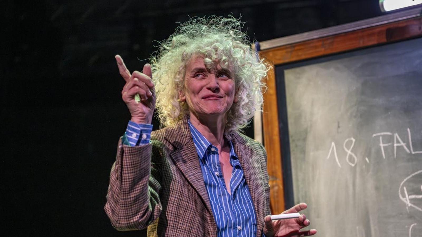 Mia Esteve in 'L'últim àtom', at Teatre Goya.