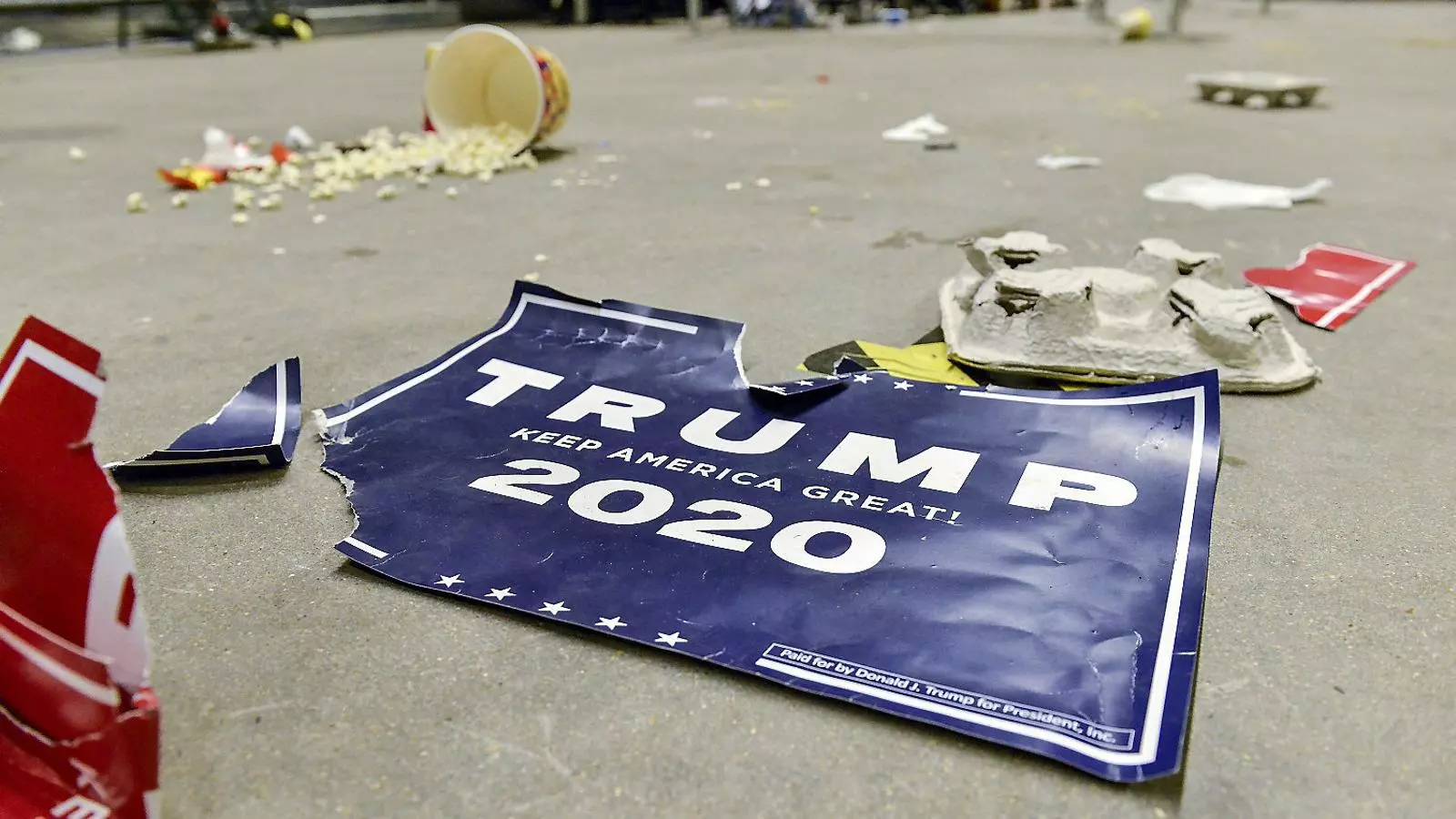 Restes d’un cartell per a la campanya de Trump del 2020 després d’un míting a Mississipí.