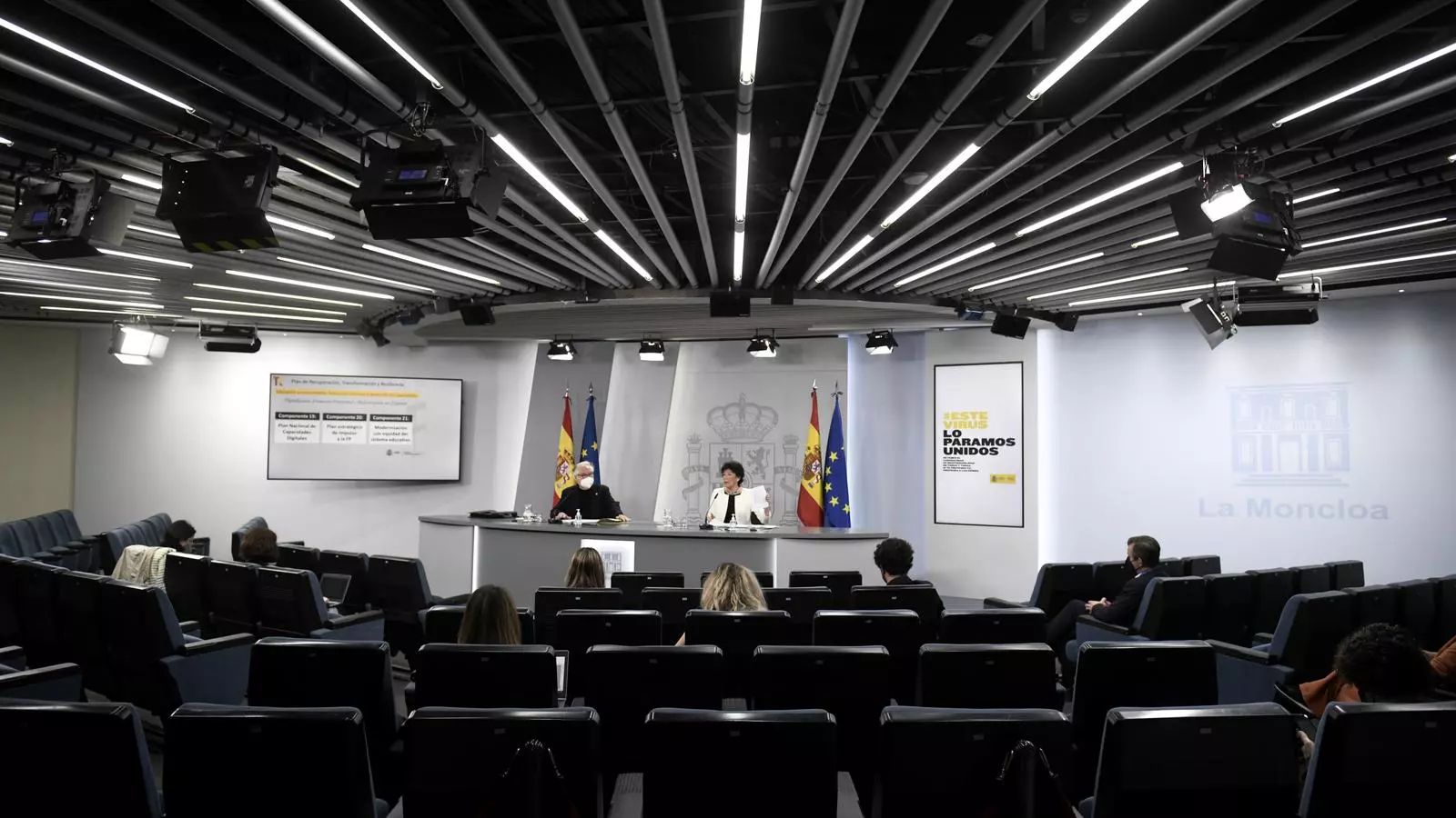 Els ministres Manuel Castells (Universitats) i Isabel Celaá (Educació), en roda de premsa