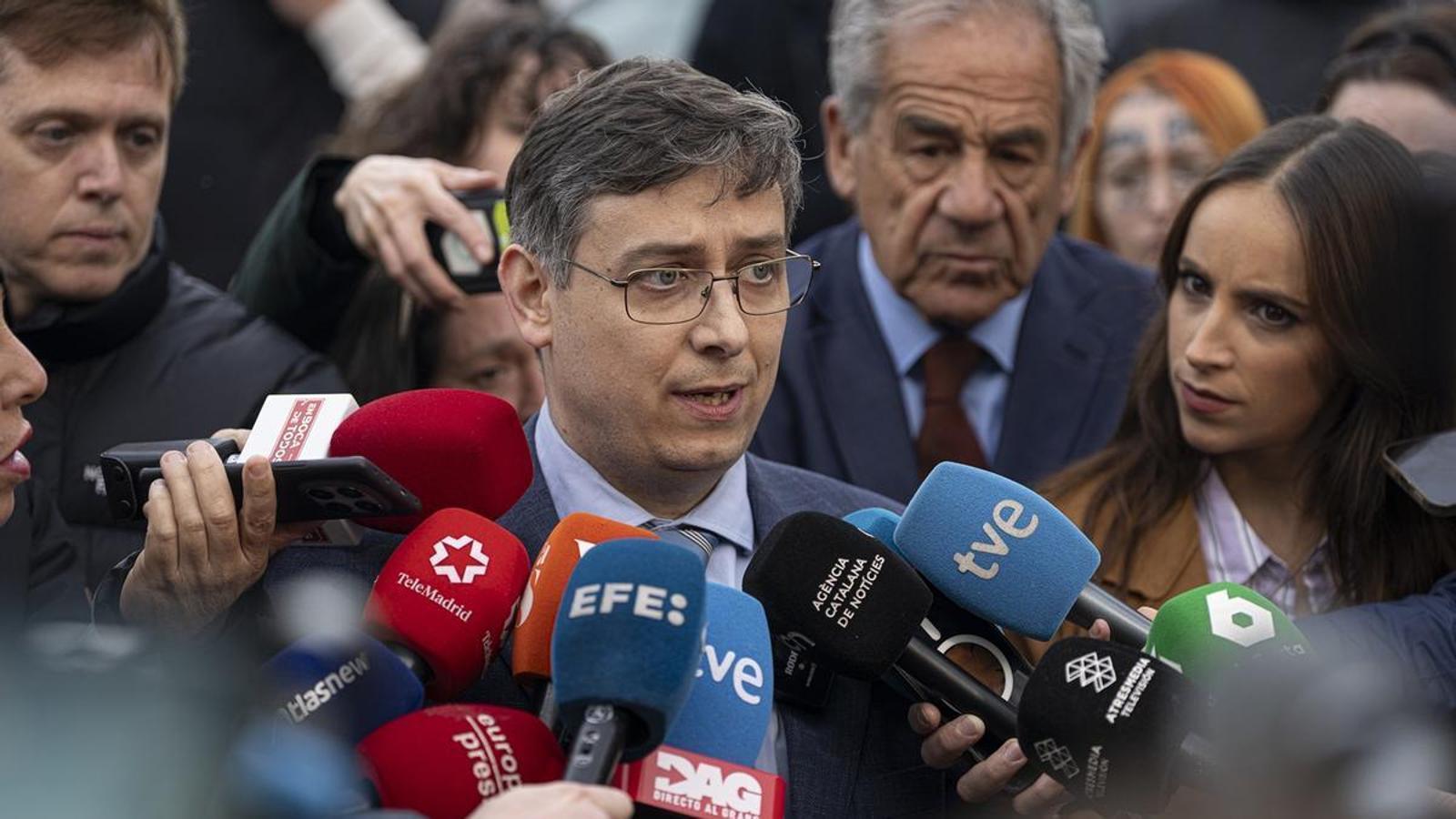 El lletrat d'Abogados Cristianos dijous davant l'Hospital Residencial Sant Camil.