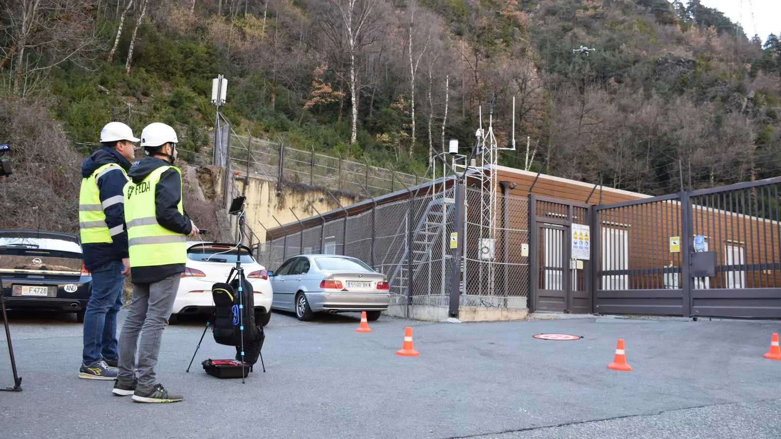 Un moment de la revisió en dron de la pilona de la línia d'Adrall.