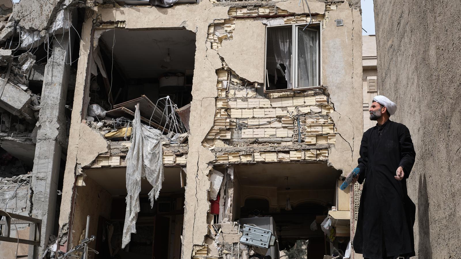 Un clérigo en un edificio atacado en Teherán.