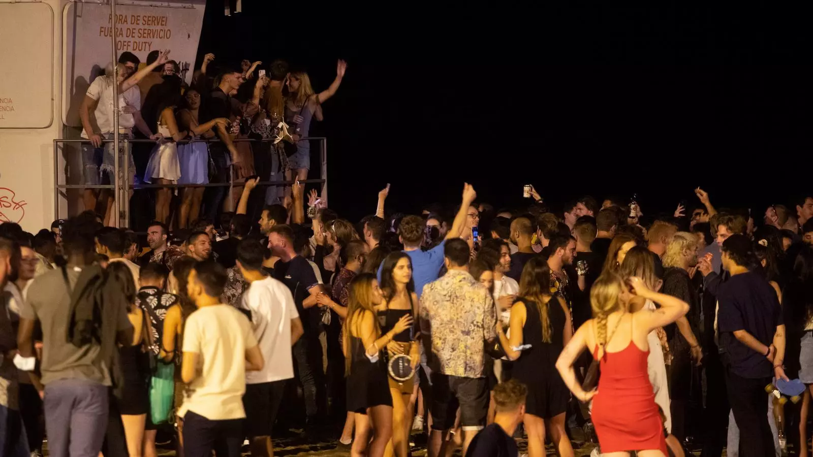 Festa al carrer a la platja de la Barceloneta a principis de setembre, quan l'oci nocturn roman tancat.