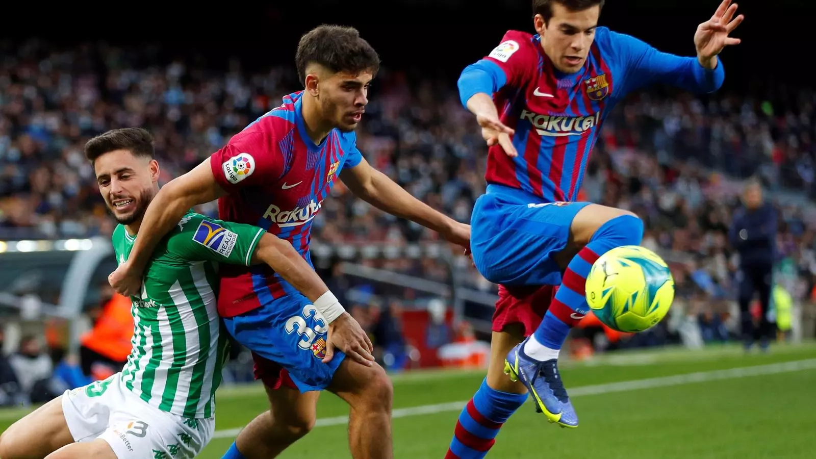 Abde i Riqui Puig pugnant amb Àlex Moreno contra el Betis.