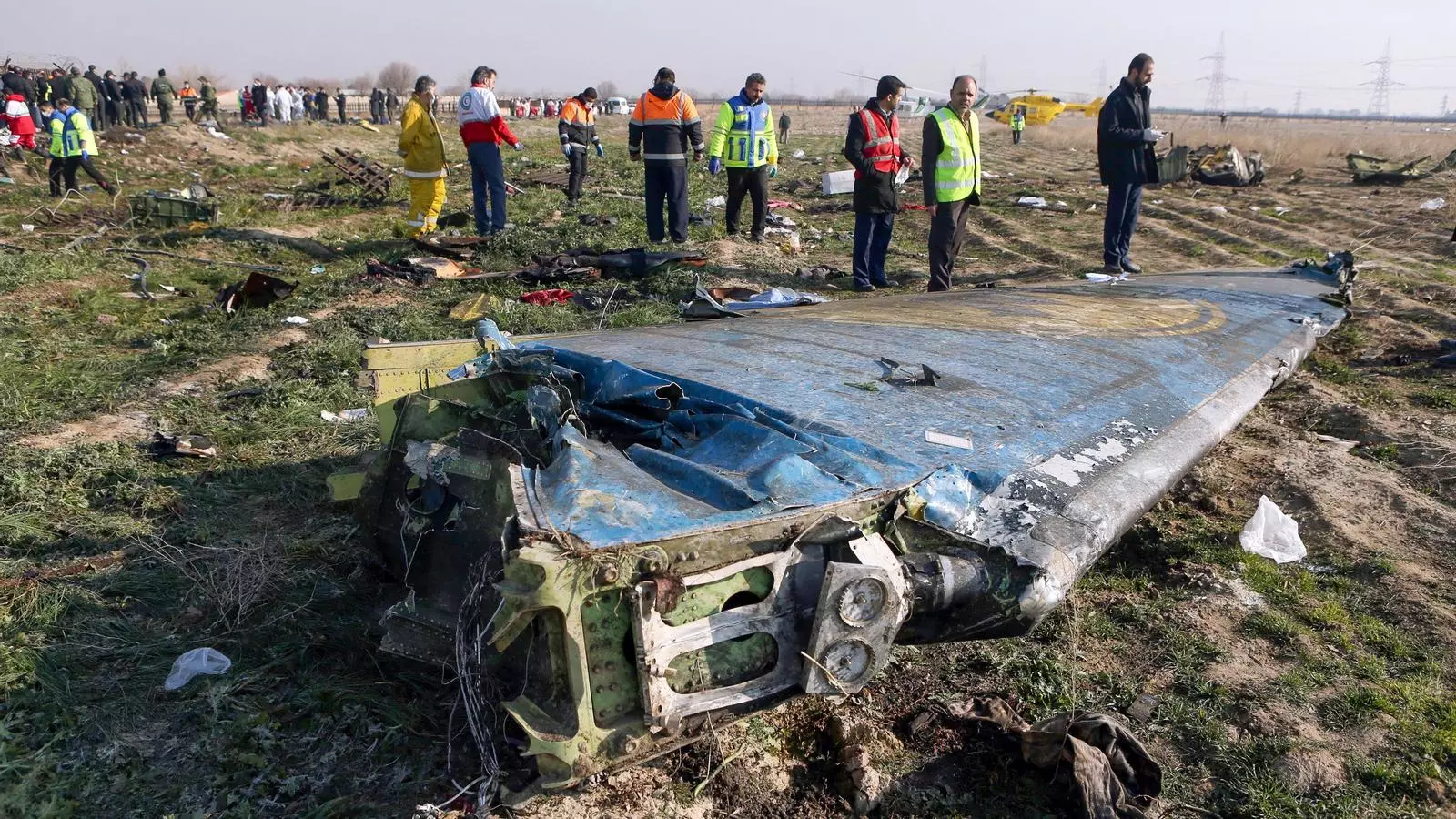 Els serveis de rescat i emergències treballen a la zona on va caure l'avió ucraïnès